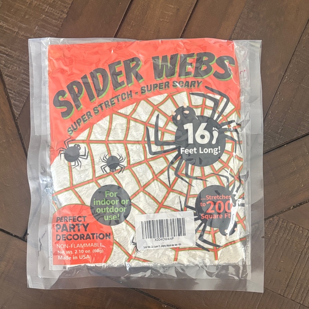 halloween party decoration spider webs 16 ft long with plastic spiders new!
